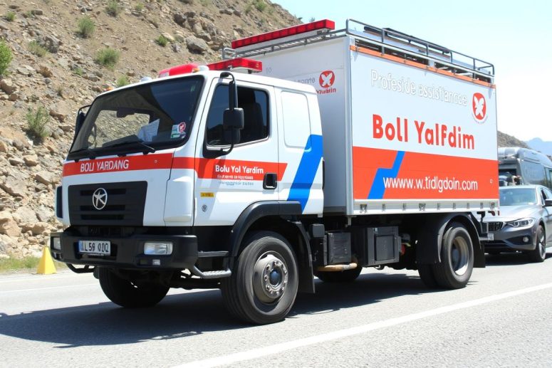 Bolu Yol Yardım aracı dağlık yolda hizmet verirken